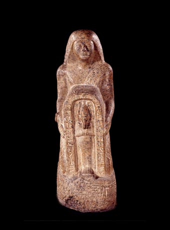 Statue du Grand prêtre d'Osiris Youyou, présentant une chapelle