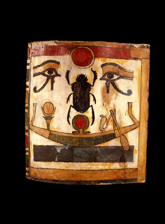 Fragment d’enveloppe en cartonnage de Padiouf : La barque solaire avec le scarabée de Khépri