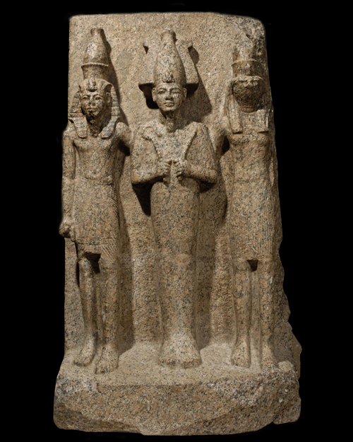 Groupe représentant le dieu Osiris entre son fils Horus et un roi 