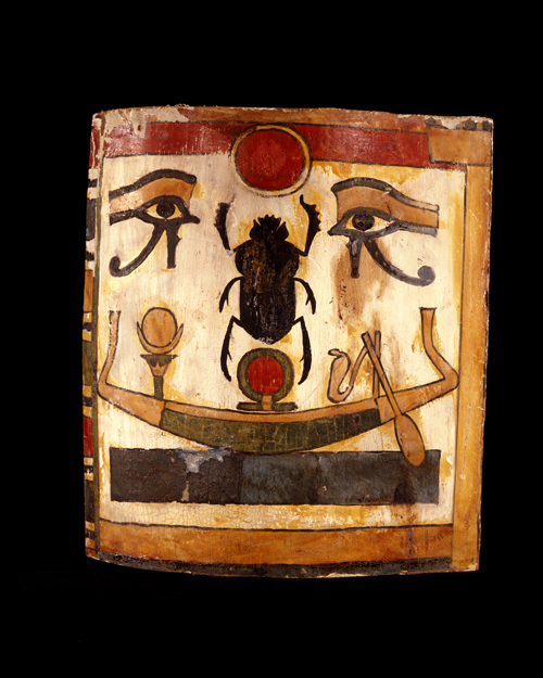 Fragment d’enveloppe en cartonnage de Padiouf : la barque solaire avec le scarabée de Khépri