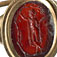 Intaille gravée avec l'Apollon Sauroctone en cornaline montée sur bague en or
